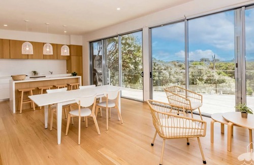 Sandy Point House | 28 Ennisvale Ave Stay 3 Pay 2 Winter Special