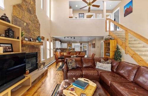 Valley of the Blue House | 281 Sally Circle : 2