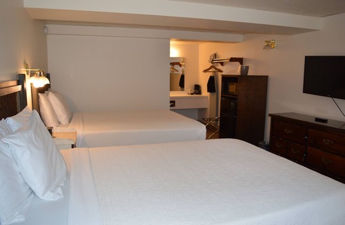 Columbia Falls Hotel | #29- TWO QUEEN BEDS in Charming hotel in C. Falls with WiFi, AC, 20 mi to GNP