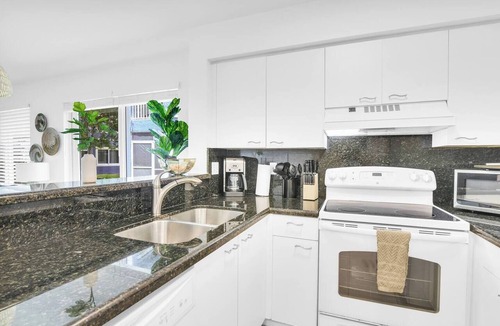 Mission Bay Apartment | 290B - Boca Retreat w/Pool, Parking, Near Evert Tennis & Shops
