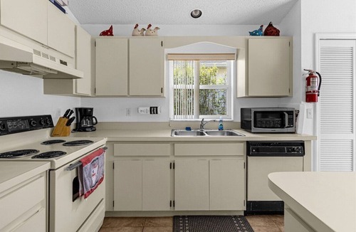 Lindfields House | 2974 Family-Friendly 3-Bedroom Pool Home