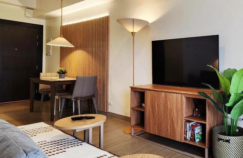 Bonifacio Global City Apartment | 29c BGC Cozy Suite Steps Away From Major Malls with FREE Parking and Gym with Fast Wi-fi