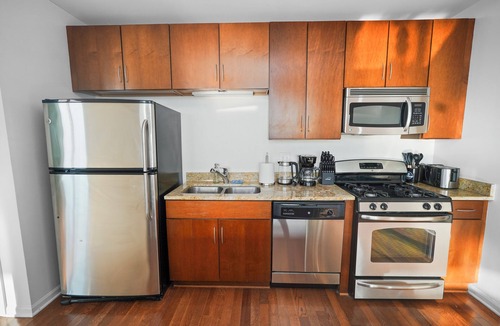 South Loop Hotel | 29th Floor 2BR Grant Park Suite with Balcony, Gym