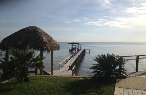 Bacliff House | 2B/1B sleeps 7 on shared waterfront property - 270' pier, hot tub & amenities