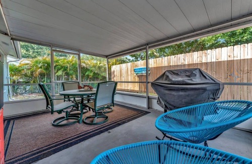 Tarpon Springs House | 2B Pet Friendly Home only 5 minutes to the Beach
