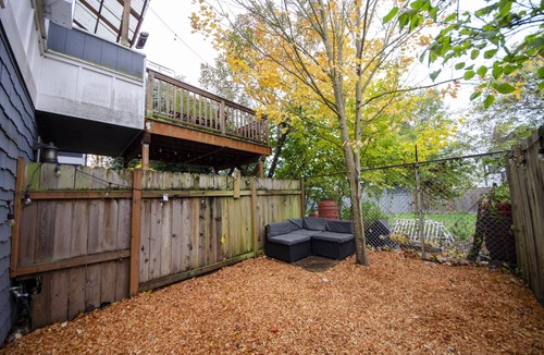 Greenwood House | 2b1.5b Bright Greenwood Townhome 5 minute Walk to Bars Restaurants