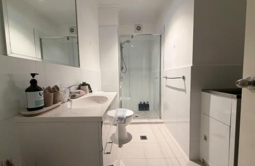 Norman Park Apartment | 2B2B Apt with courtyard - Close to CBD - Free parking