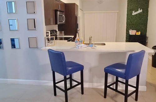 Homestead House | 2bd/1bth Duplex w/ Chic and Movie theme Room by Mall & Resturants