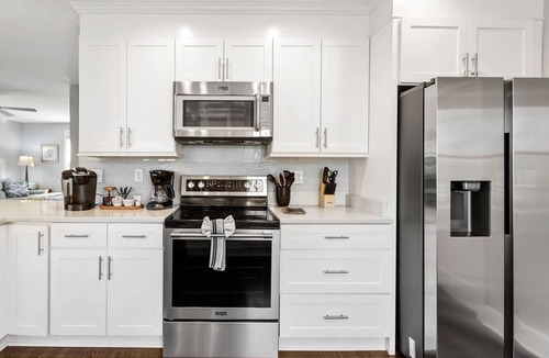 Earlewood House | 2BD 2BA Upscale Bungalow - Beautiful Yard​ + Grill