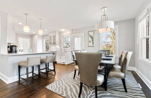 Earlewood House | 2BD 2BA Upscale Bungalow - Beautiful Yard​ + Grill