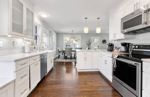 Earlewood House | 2BD 2BA Upscale Bungalow - Beautiful Yard​ + Grill
