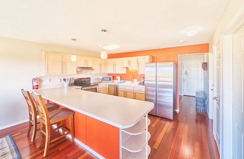 Long Beach Condo | 2bd, 2ba, Walk to Town and Beach (SRetreat)