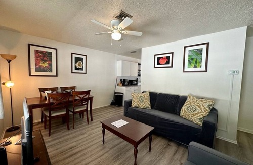 Pinellas Park Apartment | 2BD Duplex Unit near St. Pete! Fast WiFi Monthly Savings & Pet Friendly!