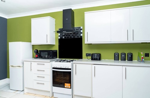Liberton Apartment | 2BD | Ocean Terminal | Tram to Airport | Sleeps 4