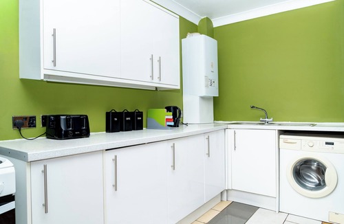 Liberton Apartment | 2BD | Ocean Terminal | Tram to Airport | Sleeps 4