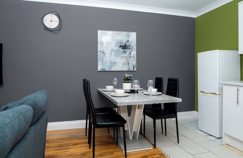 Liberton Apartment | 2BD | Ocean Terminal | Tram to Airport | Sleeps 4