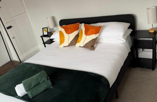 Doncaster Apartment | 2BDR House, Contractor Stays, Families, Close to City Centre & Hospital, Free Parking, Sleeps 5!