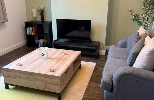 Doncaster Apartment | 2BDR House, Contractor Stays, Families, Close to City Centre & Hospital, Free Parking, Sleeps 5!