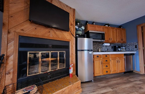 Mancelona Condo | 2bdrm sleeps 6. KING bed! Pool, Wifi, Fireplace, Steps to pink lift!