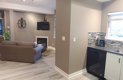 McMillan House | 2bdrm Suite in Executive Home with Sweeping Mountain and Valley Views