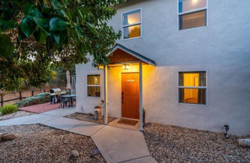 Paso Robles House | 2Bed 2 Bath Cottage onMicro Resort near Downtown