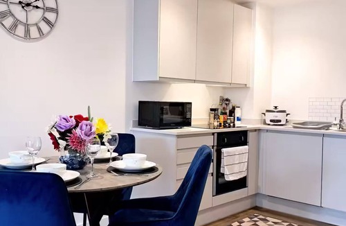 Salford Apartment | 2Bed 2Bath Balcony Waterfront Retreat Manchester Apartment