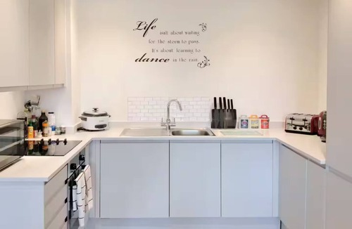Salford Apartment | 2Bed 2Bath Balcony Waterfront Retreat Manchester Apartment