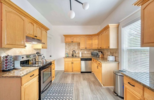 King House | 2BR/1BA Portland Soul Lounge Walkable Retreat