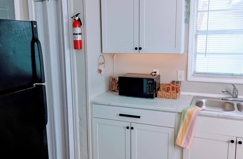 Brentwood House | 2BR/1BA w/Backyard near Jax Zoo - Welcome, Train Enthusiasts!