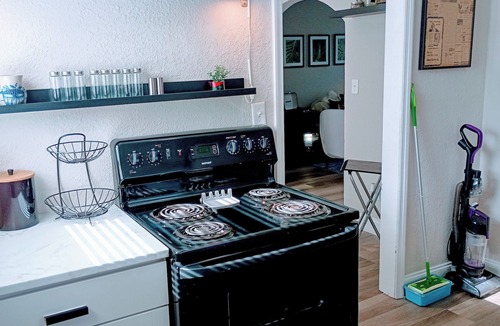 Brentwood House | 2BR/1BA w/Backyard near Jax Zoo - Welcome, Train Enthusiasts!