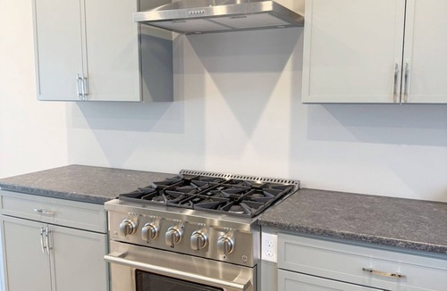 Easley House | 2BR 2.5 Downtown Oasis Full Kitchen, Pet Friendly, Close to Silos Food Hall