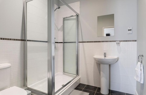 Crawley Apartment | 2BR 2BA Apartment - Emperor Beds - Free Parking - Near LGW Airport
