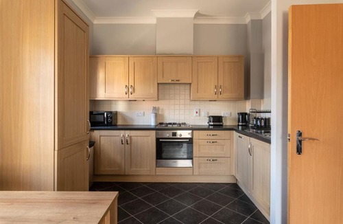 Crawley Apartment | 2BR 2BA Apartment - Emperor Beds - Free Parking - Near LGW Airport