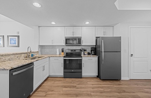 Treasure Island Condo | 2BR/2BA Beach Condo: Couples' Retreat