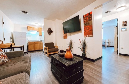 Downtown Pittsburgh Apartment | 2BR 2BA Downtown Apt | 55” TV | 6 Beds
