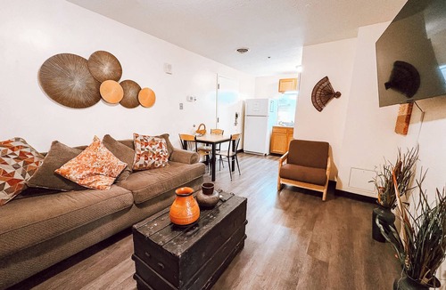 Downtown Pittsburgh Apartment | 2BR 2BA Downtown Apt | 55” TV | 6 Beds