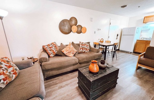 Downtown Pittsburgh Apartment | 2BR 2BA Downtown Apt | 55” TV | 6 Beds