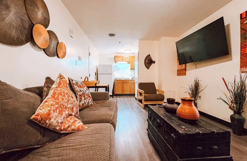 Downtown Pittsburgh Apartment | 2BR 2BA Downtown Apt | 55” TV | 6 Beds