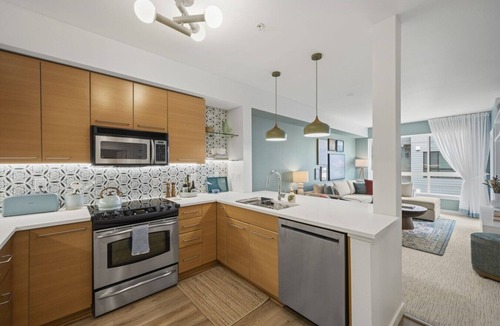 Broadway House | 2BR 2BA Pacific Pine Retreat – Capitol Hill