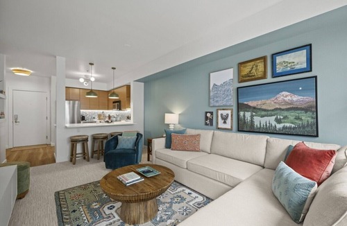 Broadway House | 2BR 2BA Pacific Pine Retreat – Capitol Hill
