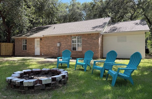Ocean Springs House | 2BR/2BA secluded spot near water with fenced yard - Under the Oaks