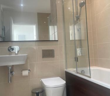 Reading Apartment | 2BR 2BA Top Floor Penthouse Apartment in RG2 - Ideal for Business Travellers & Contractors, Free Parking & Sleeps Up To 6