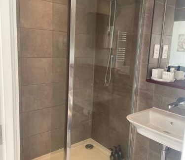 Reading Apartment | 2BR 2BA Top Floor Penthouse Apartment in RG2 - Ideal for Business Travellers & Contractors, Free Parking & Sleeps Up To 6