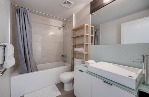 Toronto Entertainment District House | 2BR 2BTH w Million Dollar View of CN tower