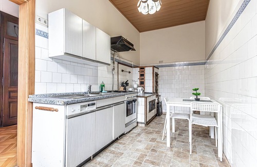 Wahring Apartment | 2BR Apartment Steps From AKH Center