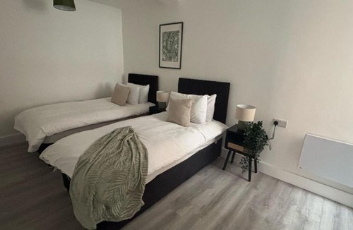 Northampton Apartment | 2BR Apartment with Sofa bed I Prime Town Centre Location I Gold St D-Lux, Modern Amenities, Walk to Train, Bus Stations, Shops & Cafés I Leisure and Business Stays Welcome