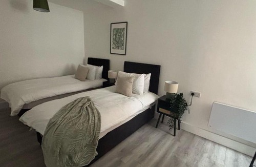 Northampton Apartment | 2BR Apartment with Sofa bed I Prime Town Centre Location I Gold St D-Lux, Modern Amenities, Walk to Train, Bus Stations, Shops & Cafés I Leisure and Business Stays Welcome