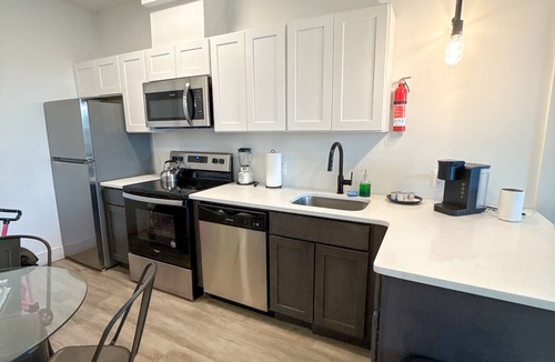 Elizabeth Apartment | 2BR apt close to EWR Airport te7j