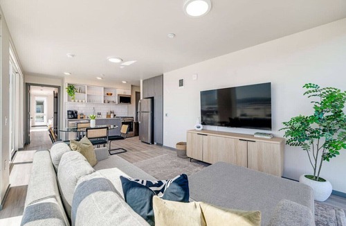 Lower Queen Anne Apartment | 2BR Apt Panoramic Seattle Views | Private Balcony
