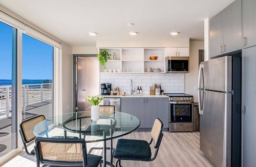Lower Queen Anne Apartment | 2BR Apt Panoramic Seattle Views | Private Balcony